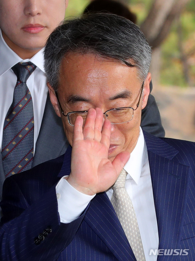 【서울=뉴시스】배훈식 기자 = 임종헌 전 법원행정처 차장이 지난 6일 오후 서울 서초구 서울중앙지검에 피의자 신분으로 출석하며 취재진을 향해 손사레를 치고 있다. 2018.10.16. dahora83@newsis.com