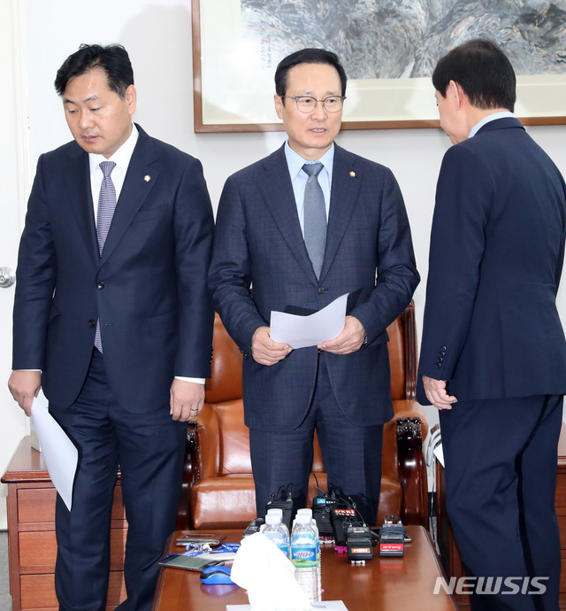 【서울=뉴시스】박영태 기자 = 16일 오후 서울 영등포구 여의도 국회 운영위원장실에서 김성태 자유한국당, 홍영표 더불어민주당, 김관영 바른미래당 원내대표가 정치개혁특위, 사법개혁특위 등 6개 비상설특별위원회 구성에 합의한 후 퇴장하고 있다. 2018.10.16.since1999@newsis.com