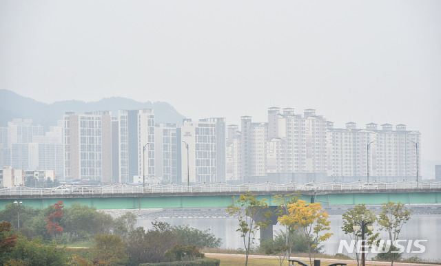 【안동=뉴시스】우종록 기자 = 미세먼지 농도가 '나쁨'을 보이는 16일 오후 경북 안동시 운흥동 음악분수 공원에서 바라본 시가지가 뿌연 미세먼지로 뒤덮여 있다. 2018.10.16. wjr@newsis.com