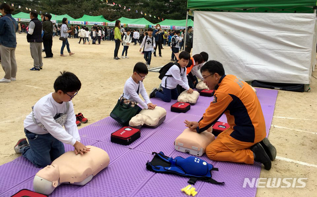 【광주=뉴시스】신대희 기자 = 16일 광주 문흥중앙초등학교에서 북부소방서 소방관들이 '소소심(소화기·소화전·심폐소생술 바로 알기) 미니체험교실'을 진행하고 있다. 2018.10.16. (사진 = 광주 북부소방 제공)  photo@newsis.com