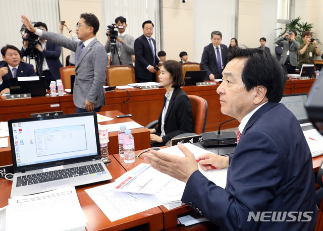 【서울=뉴시스】박영태 기자 = 16일 서울 영등포구 여의도 국회에서 열린 국회 기획재정위원회의 한국수출입은행, 한국조폐공사, 한국투자공사, 한국재정정보원, 국제원산지정보원의 오후 국정감사에서 정성호 위원장의 감사중지 선언에 심재철 자유한국당 의원은 질의하고 있고 김정우 더불어민주당 간사는 대답을 거부하라고 손짓하고 있다. 2018.10.16. since1999@newsis.com