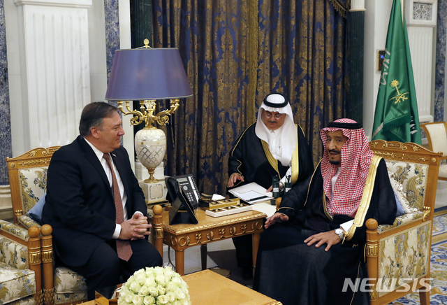 【리야드=AP/뉴시스】 마이크 폼페이오 미 국무장관이 16일 아침 사우디아라비아에 도착한 직후 왕궁을 방문해 살만 국왕을 만나 대화하고 있다. 앞서 트럼프 미 대통령은 전날 터키 영사관에서 실종된 언론인 자말 카슈끄지에 관하여 사우디 국왕과 통화한 후 폼페이오 장관을 사우디에 급파했다. 이날 폼페이오와 살만의 면담은 15분만에 끝난 것으로 알려졌다. 2018. 10. 16. 