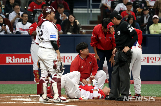 【서울=뉴시스】조성봉 기자 = 16일 오후 서울 구로구 고척스카이돔에서 열린 2018 신한은행 MY CAR KBO 와일드카드 결정전 KIA타이거즈 대 넥센히어로즈 경기, 5회초 무사 주자1루&nbsp; KIA 김선빈이 번트를 시도하려다 손목에 공을 맞고 괴로워하고 있다. 2018.10.16.suncho21@newsis.com