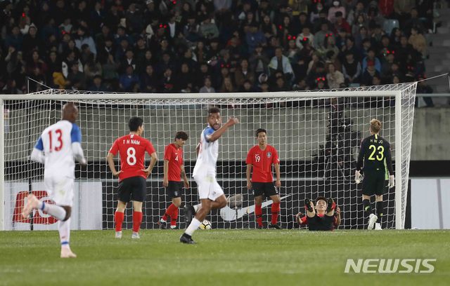 【천안=뉴시스】최동준 기자 = 16일 천안종합운동장에서 열린 축구대표팀 평가전 한국 대 파나마의 경기, 한국 대표팀이 파나마의 호날도 블랙번에 동점골을 허용한 뒤 아쉬워 하고 있다. 2018.10.16. photocdj@newsis.com