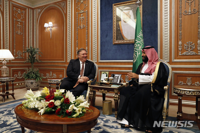 【리야드=AP/뉴시스】 마이크 폼페이오 미 국무장관이 지난 16일 언론인 카슈끄지의 사우디 영사관 실종 사건 파악 차원으로 사우디 급파돼 모하메드 빈살만 왕세자와 환담하고 있다. 2018. 10. 16.&nbsp; 