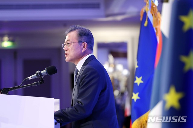 【파리(프랑스)=뉴시스】전신 기자 = 문재인 대통령이 16일 웨스틴 파리 방돔에서 열린 한-프랑스 비즈니스 리더스 서밋에서 기조연설하고 있다. 2018.10.16. (사진=청와대 제공)&nbsp; photo@newsis.com