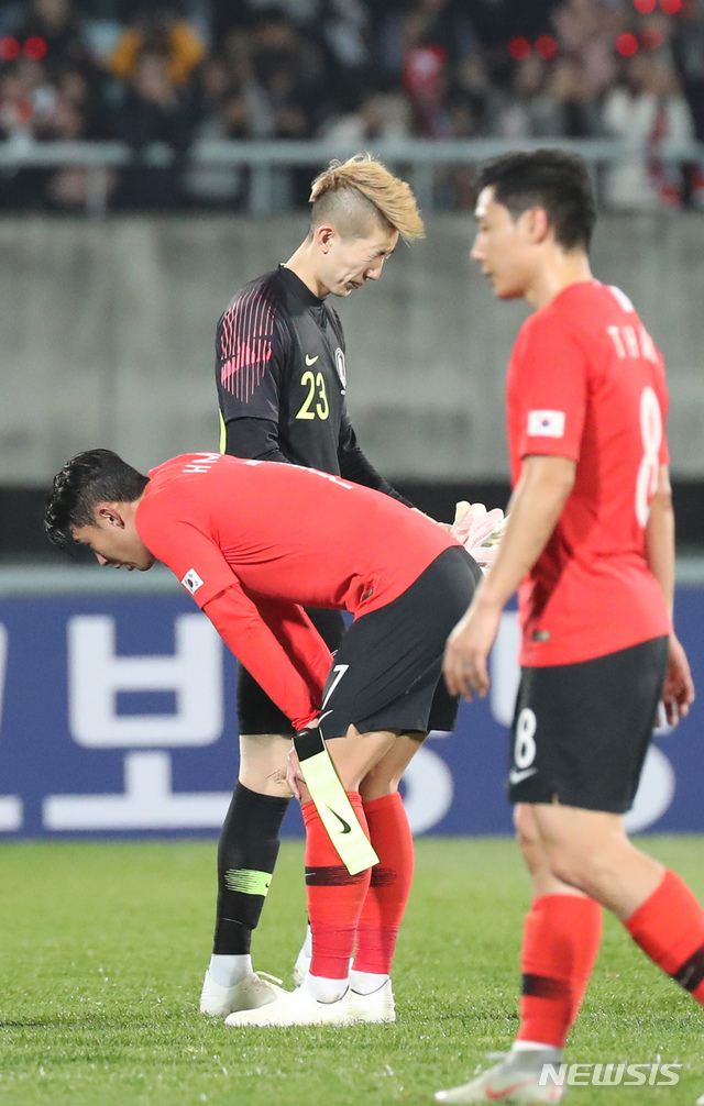 【천안=뉴시스】강종민 기자 = 16일 충남 천안종합운동장에서 열린 축구 국가대표팀 평가전 한국과 파나마 경기에서 2:2 무승부로 경기가 끝나자 손흥민과 골키퍼 조현우가 아쉬운 표정을 짓고 있다. 2018.10.16. ppkjm@newsis.com