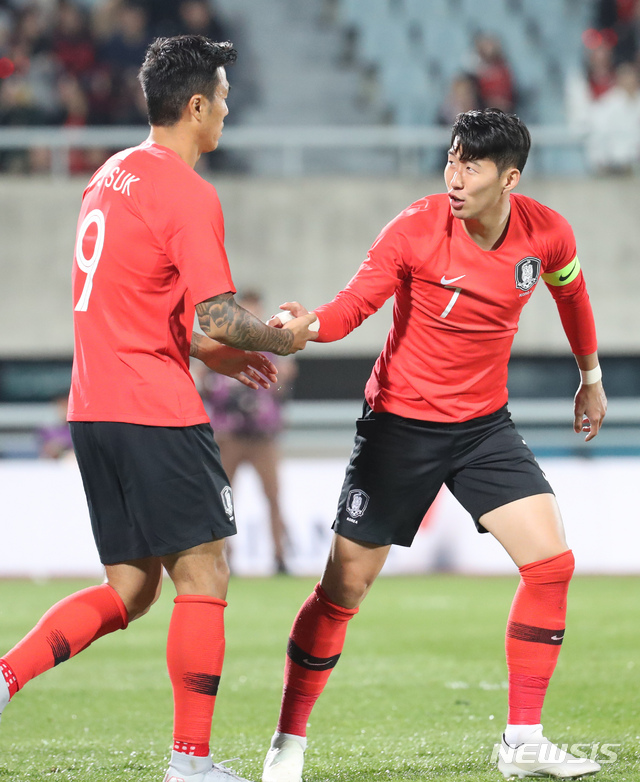 【천안=뉴시스】강종민 기자 = 16일 충남 천안종합운동장에서 열린 축구 국가대표팀 평가전 한국과 파나마 경기에서 손흥민이 석현준과 대화하고 있다. 2018.10.16. ppkjm@newsis.com