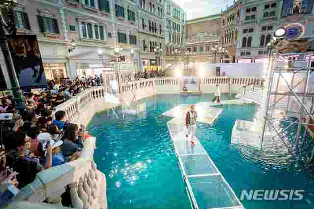 【서울=뉴시스】지난해 '샌즈 마카오 패션 위크' 중 '숍스 앳 베네시안'의 '워크 온 워터' (사진 제공=샌즈 리조트 마카오)