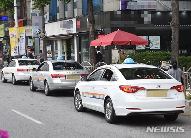  【하남=뉴시스】문영일 기자 = 경기 하남시는 개인택시사업자 및 법인택시 운수종사자들이 18일 카카오 카풀서비스에 반대하는 집회에 참석 및 파업을 예고하면서 택시를 이용하는 시민들의 불편이 예상된다고 17일 밝혔다. 2018.10.17. (사진=하남시청 제공) photo@newsis.com