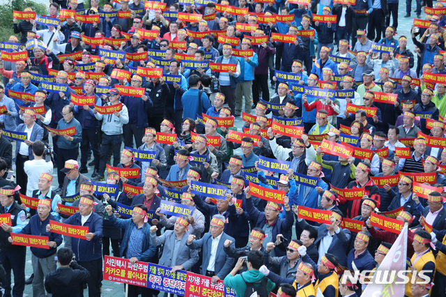 【안산=뉴시스】 조성필 기자 = 전국개인택시운송사업조합연합회 등 4개 단체로 구성된 불법 카풀 관련 비상대책위원회가 18일 서울 광화문 광장에서 카카오 카풀 서비스 도입 반대와 관련 대규모 집회를 연다. 경기 안산시 법인택시 5개사와 개인택시조합 다수도 운행 중단하고 집회에 동참할 것으로 알려졌다. 사진은 지난 4일 경기 판교 카카오모빌리티 사옥 앞에서 카풀 서비스 반대 집회를 열고 있는 비대위. 2018.10.17 (사진=뉴시스DB) photo@newsis.com