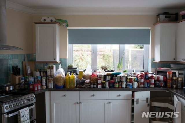 【서울=뉴시스】 영국 남서부 콘월에서 거주 중인 36세 네빈 먼의 주방 모습. 16일(현지시간) 뉴욕타임스는 브렉시트 이후 식료품 및 의약품 공급 중단 등에 대응하기 위해 생필품을 사재기하는 '브렉시트 준비족(Brexit preppers)'이 늘어나고 있다고 보도했다. (사진=뉴욕타임스 캡처) 2018.10.17.