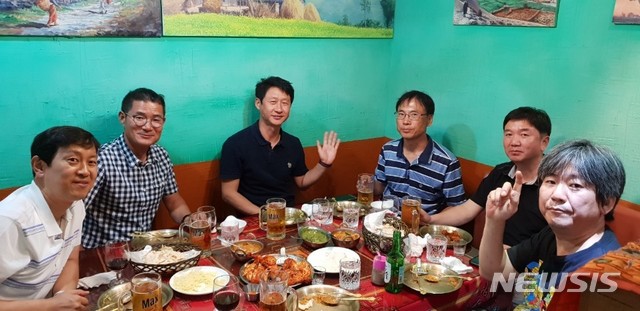 【서울=뉴시스】 왼쪽부터 이상인(항공대 88학번)씨, 김창호 대장(서울시립대 88학번), 정대진(관동대 88학번)씨, 박명원(서울대 문리대 88학번)씨, 김성대 전 대한산악연맹 부회장, 임일진씨(한국외대 88학번). 지난 6월27일 네팔전문 음식점에서 찍은 사진이다. 