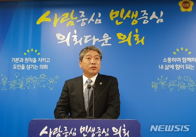 【수원=뉴시스】이병희 기자 = 송한준 경기도의회 의장이 17일 오전 10시30분 경기도의회 브리핑룸에서 취임 100일을 맞아 기자회견을 하고 있다. 2018.10.17. heee9405@naver.com