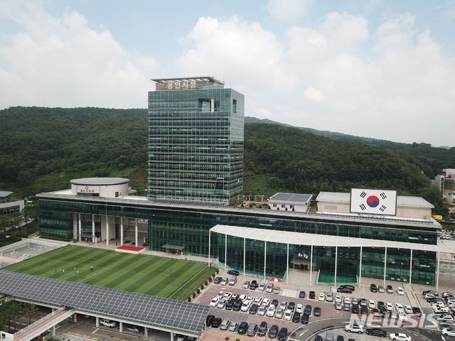  【용인=뉴시스】 이준구 기자 =&nbsp; 용인시는 지속가능한 친환경 생태도시 조성을 위해 민선7기 건축정책 로드맵을 확정해 시행할 방침이라고 17일 밝혔다. (사진은 용인시 청사)