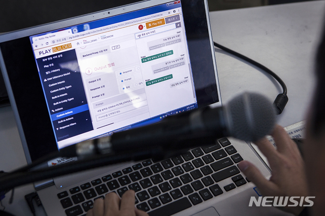 【서울=뉴시스】‘누구 디벨로퍼스’ 웹사이트에서 직접 ‘누구 플레이’ 제작을 시연하고 있다. (사진/SK텔레콤 제공) photo@newsis.com