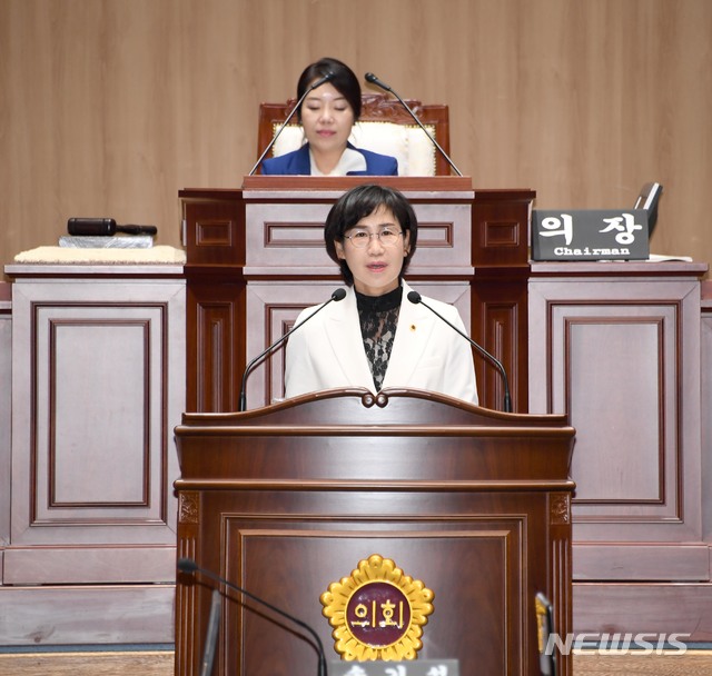 【광주=뉴시스】송창헌 기자 = 광주시의회 정순애(더불어민주당·서구2) 의원이 17일 열린 제273회 임시회 4차 본회의에서 시정질문을 하고 있다. 2018.10.17 (사진=광주시의회 제공) photo@newsis.com