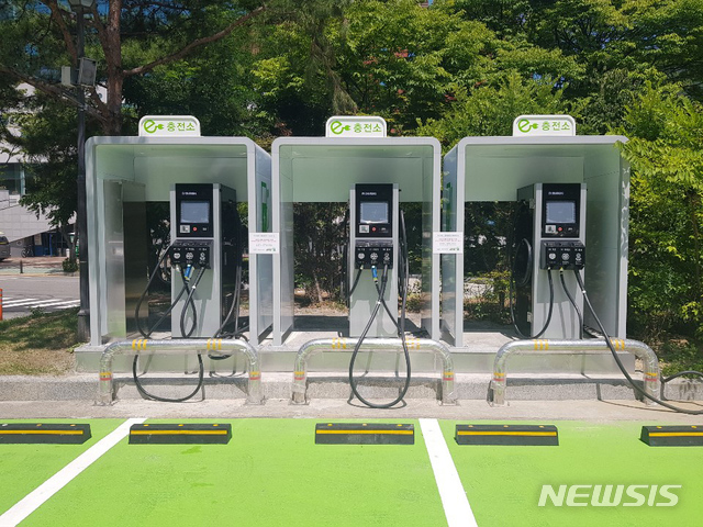 【군포=뉴시스】 박석희 기자 = 군포시 수리산로 책 마을에 새롭게 설치된 전기충전시설(사진=군포시 제공)