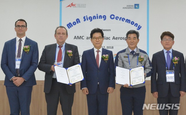 【창원=뉴시스】 홍정명 기자 = 17일 경남 사천시 ㈜에어로매스터 대회의실에서 서정배(오른쪽 두 번째) 대표이사가 프랑스 조디악에어로스페이스 임원(왼쪽 두 번째)과 '항공전자부문 기술·제작에 관한 전략적 MoA(합의각서)'를 체결한 후 송도근(가운데) 사천시장 등과 기념촬영을 하고 있다.2018.10.17.(사진=경남테크노파크 제공) photo@newsis.com