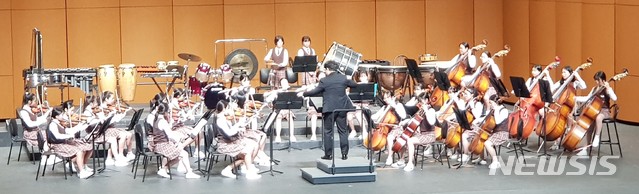 【창원=뉴시스】 홍정명 기자 = 17일 오후 경남 진주 경남문화예술회관 대공연장에서 삼천포여자중학교 합주단이 공연하고 있다.2018.10.17.(사진=경남도교육청 제공) photo@newsis.com