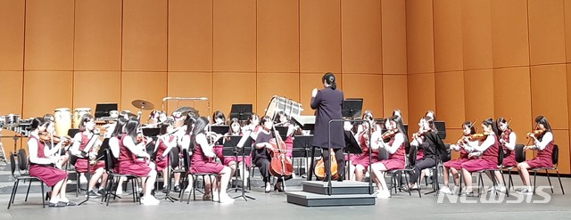 【창원=뉴시스】 홍정명 기자 = 17일 오후 경남 진주 경남문화예술회관 대공연장에서 진주여자중학교 합주단이 공연하고 있다.2018.10.17.(사진=경남도교육청 제공)&nbsp; photo@newsis.com