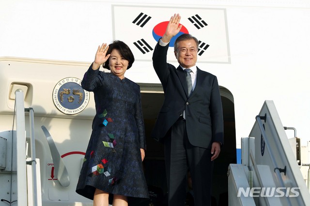 【파리(프랑스)=뉴시스】전신 기자 = 프랑스 국빈방문 일정을 마친 문재인 대통령과 부인 김정숙 여사가 16일(현지시간) 파리 오를리 국제공항에서 이탈리아 로마로 향하는 공군 1호기 탑승 전 손 흔들어 인사하고 있다. 2018.10.17. photo1006@newsis.com