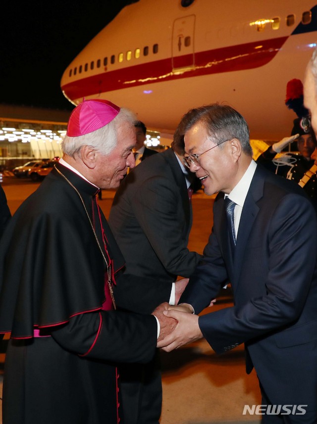 【로마(이탈리아)=뉴시스】전신 기자 = 문재인 대통령이 16일(현지시간) 로마 다빈치 공항에 도착해 교황청 주교역임 대사 알프레드 슈아레브와 인사하고 있다. 2018.10.17.&nbsp; photo1006@newsis.com