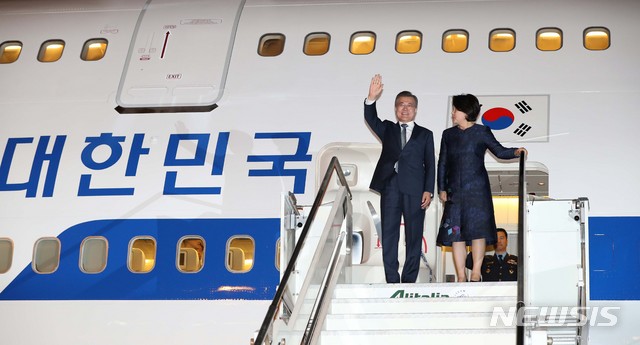 【로마(이탈리아)=뉴시스】전신 기자 = 문재인 대통령과 부인 김정숙 여사가 16일(현지시간) 로마 다빈치 공항에 도착해 손 흔들어 인사하고 있다. 2018.10.17.&nbsp; photo1006@newsis.com