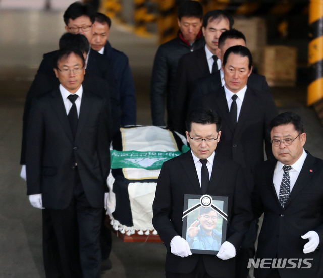 【인천공항=뉴시스】박주성 기자 = 히말라야 등반 도중 사망한 고(故) 김창호 대장의 시신이 17일 오전 인천 중구 인천국제공항 화물청사 내 대한항공 화물터미널로 나오고 있다. 2018.10.17. park7691@newsis.com
