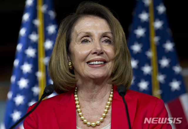 【워싱턴 = AP/뉴시스】낸시 펠로시 미 하원 민주당 원내대표가 지 난달 워싱턴의 국회의사당에서 주간 정기 기자회견을 하고 있다. 펠로시의원은 10월 16일 다음달 중간선거에서 민주당이 하원의 다수 의석을 점령하며 승리할 것이라고 단언하면서 의회내 선결과제들을 제시했다.