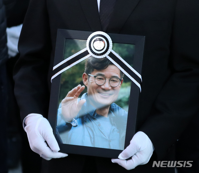 【인천공항=뉴시스】박주성 기자 = 히말라야 등반 도중 사망한 고(故) 김창호 대장의 시신이 17일 오전 인천 중구 인천국제공항 화물청사 내 대한항공 화물터미널로 나와 유가족이 고인의 영정을 들고 있다. 2018.10.17.&nbsp; park7691@newsis.com