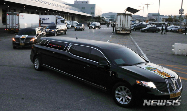 【인천공항=뉴시스】박주성 기자 = 히말라야 등반 도중 사망한 고(故) 김창호 대장 등 5명의 한국 원정대원 시신이 17일 오전 인천 중구 인천국제공항 화물청사 내 대한항공 화물터미널로 나와 운구차에 실린 후 빈소로 향하고 있다. 2018.10.17. park7691@newsis.com