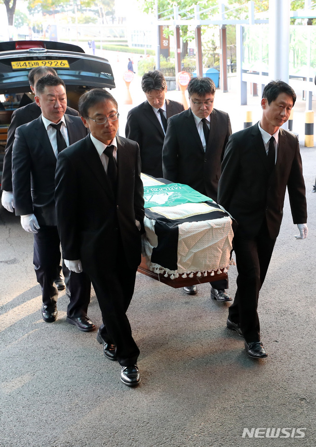 【서울=뉴시스】이영환 기자 = 히말라야 등반 도중 목숨을 잃은 고 김창호 대장의 시신이 17일 오전 서울 서초구 서울성모병원 장례식장 안치실로 운구되고 있다. 2018.10.17.&nbsp; 20hwan@newsis.com