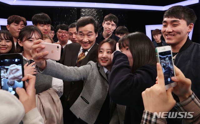 【서울=뉴시스】 지난 16일 MBC 100분 토론 800회 특집에 출연한 이낙연 국무총리가 참석자들과 셀카를 찍고 있다. 2018.10.17. (사진=총리실 제공) photo@newsis.com