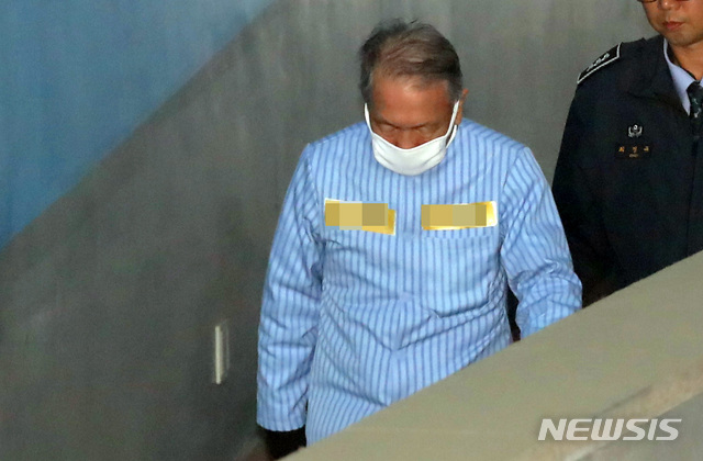 【서울=뉴시스】이영환 기자 = 김기춘 전 대통령 비서실장이 지난달 17일 오전 서울 서초구 서울중앙지법에서 열린 '세월호 보고 조작' 사건 8차 공판에 출석하고 있다. 2018.10.17. 20hwan@newsis.com