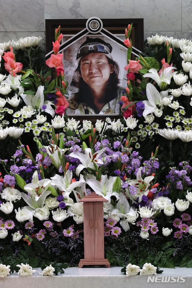 【서울=뉴시스】이영환 기자 = 17일 오전 서울 서초구 서울성모병원 장례식장에 히말라야 등반 도중 목숨을 잃은 고 임일진 감독의 빈소가 마련되어 있다. 2018.10.17. 20hwan@newsis.com