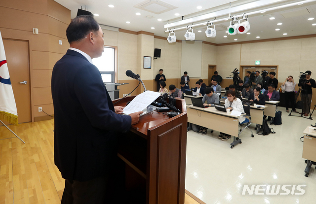 【제주=뉴시스】우장호 기자 = 김도균 제주출입국·외국인청장이 17일 오전 제주시 용담3동 제주출입국·외국인청 1층 대강당에서 제주 예멘 난민신청자 심사 결과 2차 발표를 하고 있다. 2018.10.17. woo1223@newsis.com