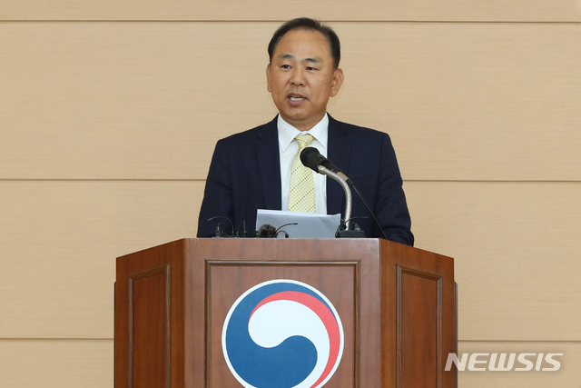 【제주=뉴시스】우장호 기자 = 김도균 제주출입국·외국인청장이 17일 오전 제주시 용담3동 제주출입국·외국인청 1층 대강당에서 제주 예멘 난민신청자 심사 결과 2차 발표를 하고 있다. 2018.10.17. woo1223@newsis.com