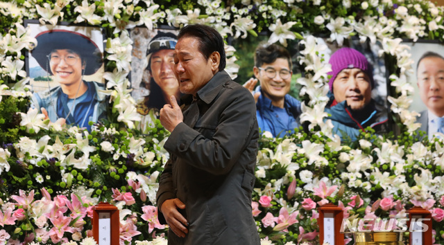 【서울=뉴시스】전진환 기자 = '2018 코리안웨이 구르자히말 원정대'의 합동분향소가 마련된 서울시립대 대강당에서 17일 오전 한 조문객이 조문을 마치고 나오고 있다. 2018.10.17. amin2@newsis.com