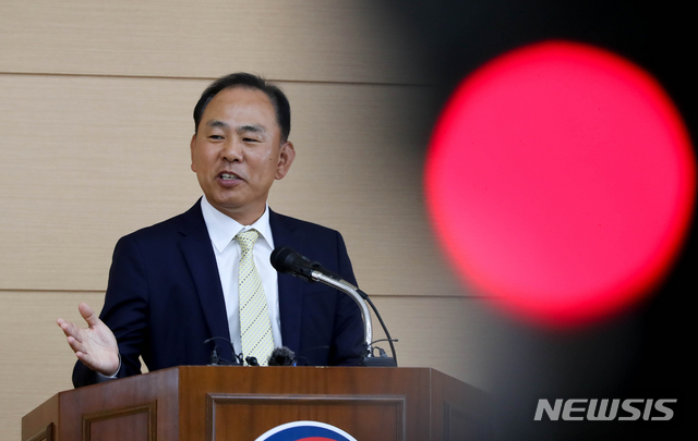 【제주=뉴시스】우장호 기자 = 김도균 제주출입국·외국인청장이 17일 오전 제주시 용담3동 제주출입국·외국인청 1층 대강당에서 제주 예멘 난민신청자 심사 결과 2차 발표를 하고 있다. 2018.10.17. woo1223@newsis.com