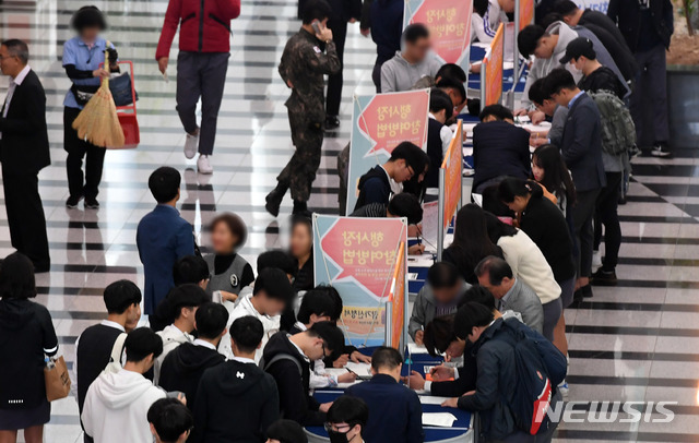 "고학력·숙련노동자 '대기업 쏠림'…규모간 임금격차 키워"