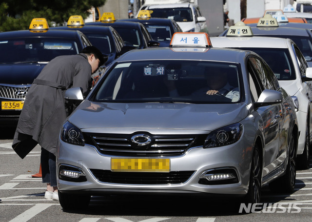 【서울=뉴시스】최동준 기자 = 17일 서울 용산구 서울역 앞 택시 승차장에 택시들이 줄지어 서있다. 서울 택시업계는 카카오 카풀 서비스 도입에 반대하며 오는 18일 파업을 예고했다. 2018.10.17.&nbsp; photocdj@newsis.com
