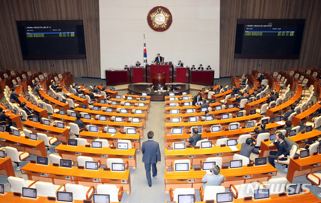 【서울=뉴시스】박영태 기자 = 17일 오후 서울 영등포구 여의도 국회에서 진행된 제364회 국회(정기회) 제10차 본회의에서 헌법재판소 재판관 김기영 이종석 이영진 선출안이 통과되고 있다. 2018.10.17. since1999@newsis.com