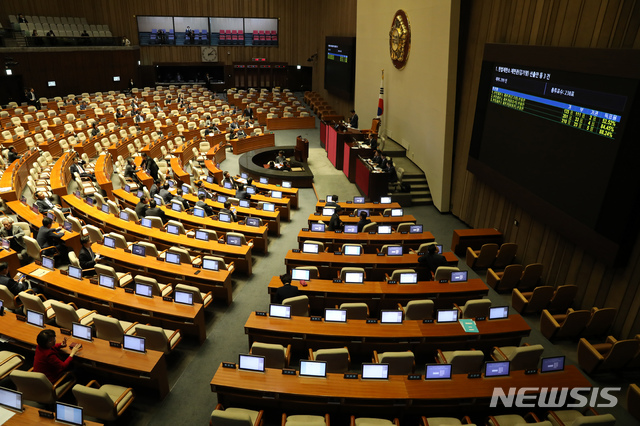 【서울=뉴시스】고승민 기자 = 17일 오후 서울 여의도 국회에서 김기영, 이종석, 이영진 헌법재판소 재판관 선출을 안건으로 열린 제364회국회(정기회) 제10차 본회의에서 3인의 재판관 선출 안건이 통과되고 있다. 2018.10.17.kkssmm99@newsis.com