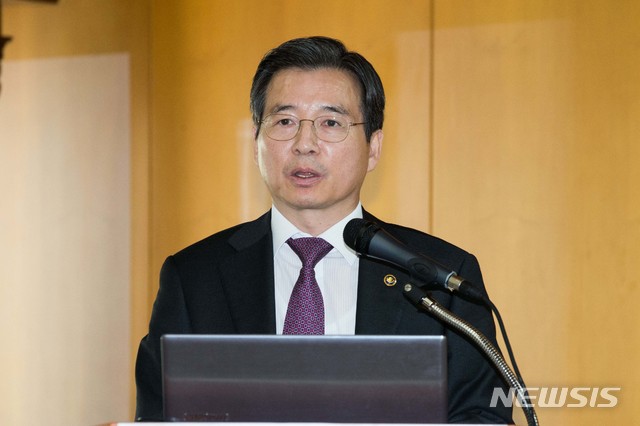 【서울=뉴시스】 김용범 금융위 부위원장이 17일 오후 서울 중구 은행회관에서 열린 한국금융학회 추계 정책심포지엄에 참석해 축사를 하고 있다. 2018.10.17. (사진=금융위원회 제공) photo@newsis.com