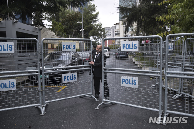  【이스탄불(터키)=AP/뉴시스】터키 이스탄불 주재 사우디아라비아 총영사관의 한 경비원이 17일 총영사관 입구 앞에 차단시설을 설치하고 있다. 터키의 친정부 신문 예니 사파크는 이날 카슈끄지가 총영사관에서 고문을 받던 중 살해됐으며 총영사의 (고문)중단 요구에 고문자 중 한 명이 "살고 싶으면 조용히 하라"고 위협했다고 보도했다. 2018.10.17 