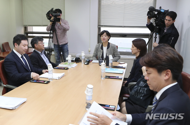 【서울=뉴시스】최진석 기자 = 지난 10월17일 오후 서울 서초구 대법원에서 열린 '사법발전위원회 건의 실현을 위한 후속추진단 회의'에 참석한 추진단장 김수정(오른쪽 세번째) 변호사가 회의에 앞서 인사말을 하고 있다. 2018.10.17.myjs@newsis.com