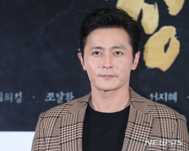 【서울=뉴시스】조수정 기자 = 배우 장동건이 영화 '창궐' 시사회가 열린 17일 오후 서울 송파구 신천동 롯데시네마 월드타워에서 포즈를 취하고 있다. 영화 '창궐'은 오는 25일 개봉한다. 2018.10.17. chocrystal@newsis.com