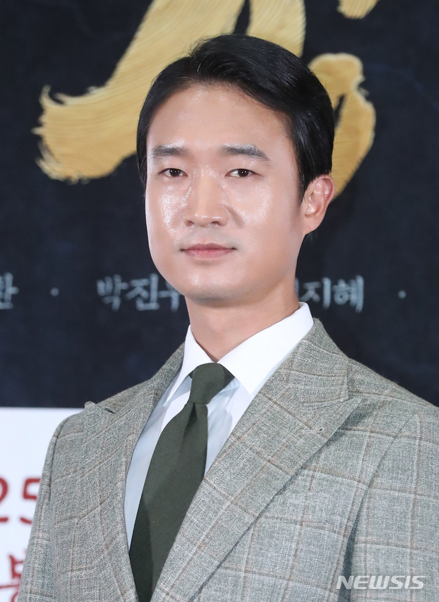 【서울=뉴시스】조수정 기자 = 배우 조우진이 영화 '창궐' 시사회가 열린 17일 오후 서울 송파구 신천동 롯데시네마 월드타워에서 포즈를 취하고 있다. 영화 '창궐'은 오는 25일 개봉한다. 2018.10.17. chocrystal@newsis.com