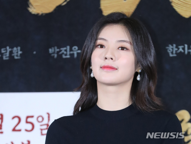 【서울=뉴시스】조수정 기자 = 배우 이선빈이 영화 '창궐' 시사회가 열린 17일 오후 서울 송파구 신천동 롯데시네마 월드타워에서 포즈를 취하고 있다. 영화 '창궐'은 오는 25일 개봉한다. 2018.10.17. chocrystal@newsis.com